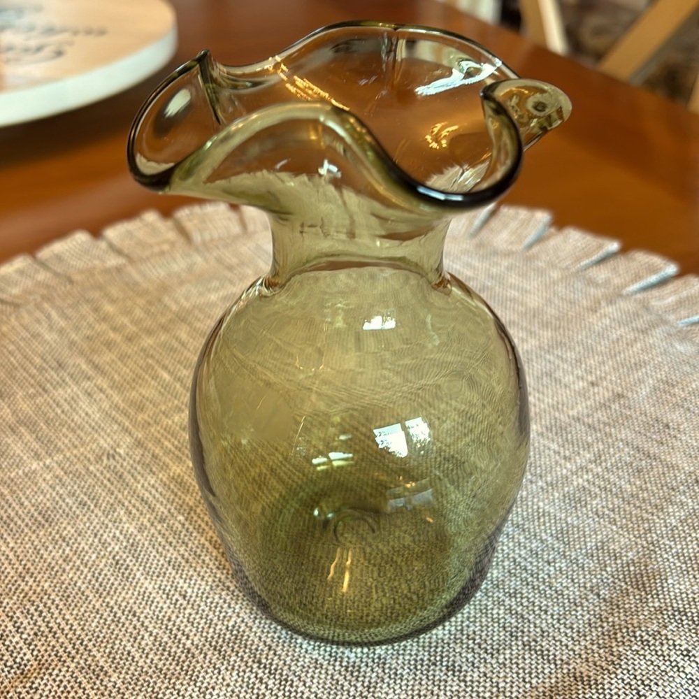 HAND BLOWN JAMESTOWN GLASS VASE-Approx 6 Inches tall